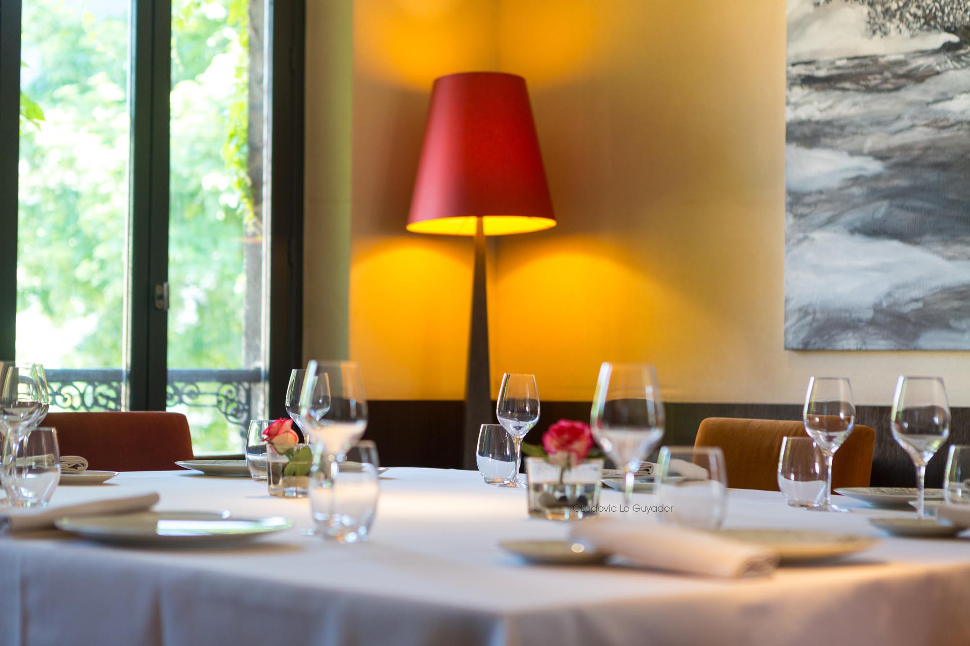 Vaisselle dressée et lampe